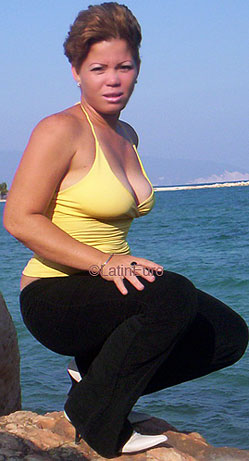 Date this fun Dominican Republic girl Quisquella from Barahona N2439