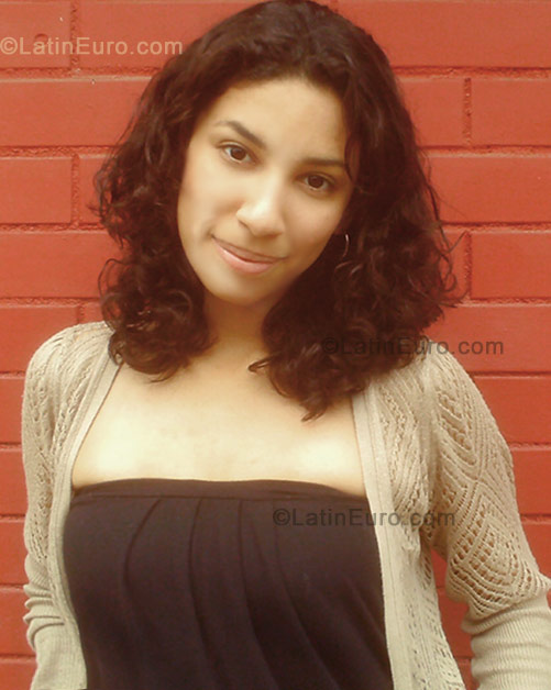 Date this attractive Brazil girl Ana Carolina from Rio De Janeiro BR474