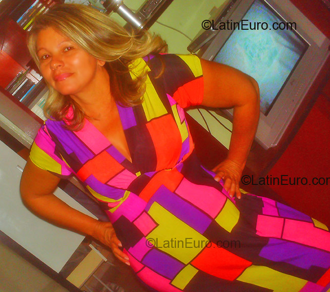 Date this sensual Brazil girl Aldemira from Brasilia BR1139