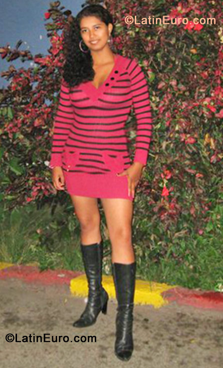 Date this attractive Colombia girl Paola from Palmira CO10373