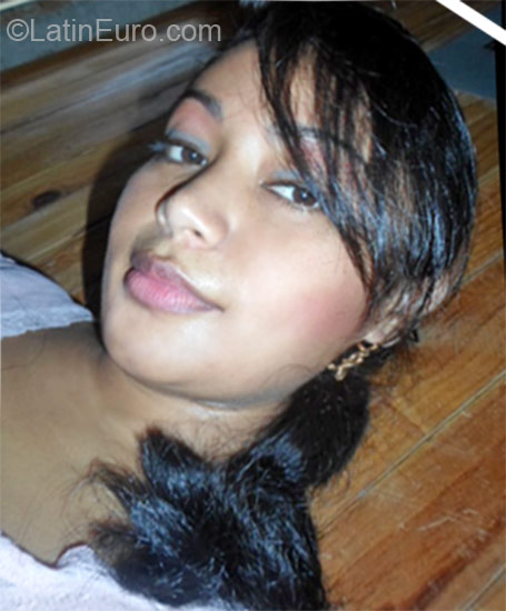 Date this hot Honduras girl Ivethe from Roatan HN731