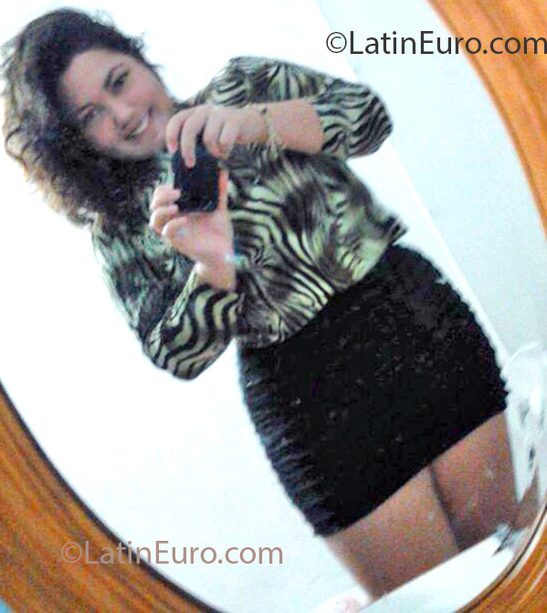 Date this passionate Portugal girl Thaysa from Lagos PT58