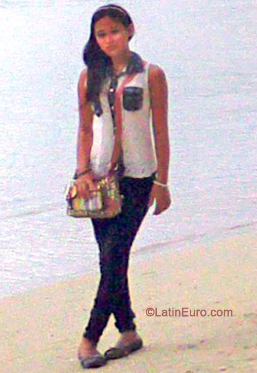 Date this voluptuous Philippines girl Charmien from Manila PH814