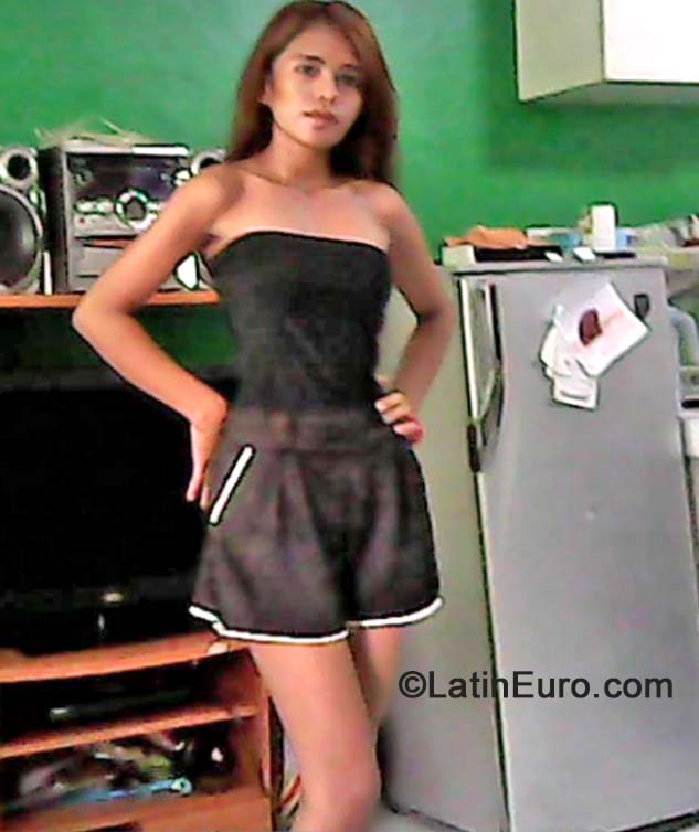 Date this pretty Philippines girl Lerhinia from Manila PH668