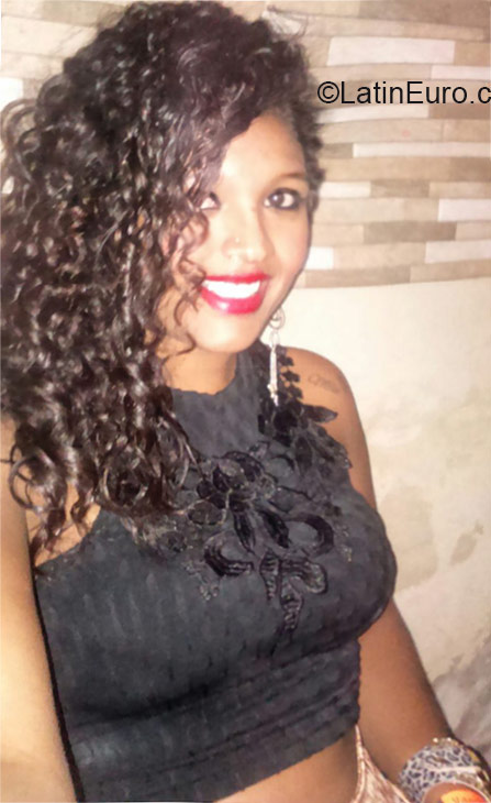 Date this good-looking Brazil girl Quesa from Brasilia BR9279