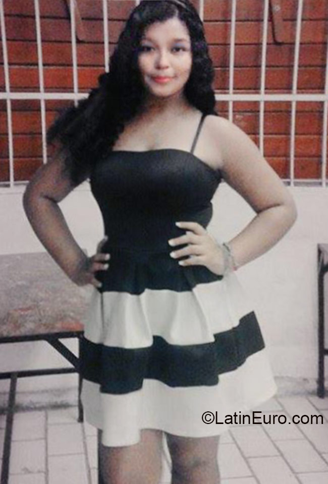 Date this pretty Mexico girl Erika from Paya del carmen MX1431