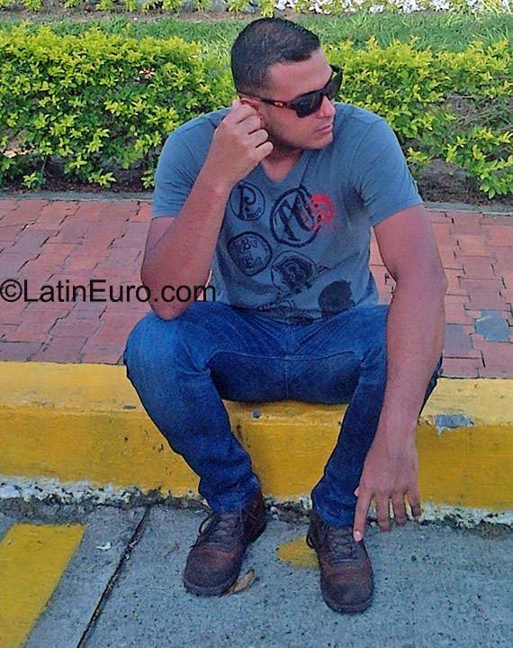 Date this exotic Colombia man Alexander from Pereira CO17978