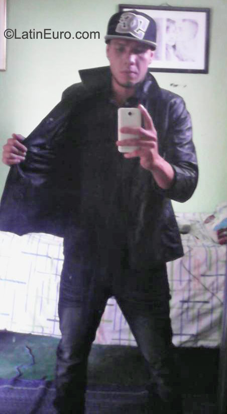 Date this sultry Colombia man Hector from Cali CO18118