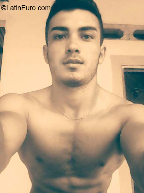 Date this nice looking Colombia man Darwin from Bogota CO18408