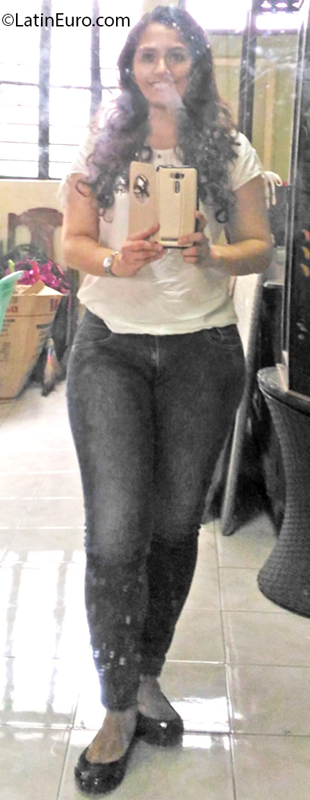 Date this hard body Philippines girl Enya from Manila PH894