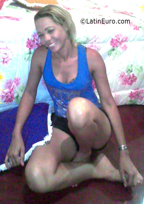 Date this sultry Brazil girl Valquiria from Salvador BR9673