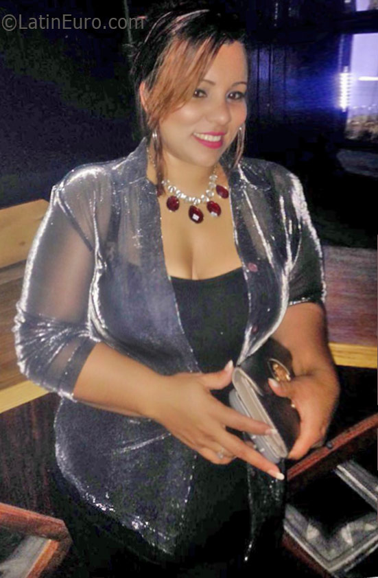 Date this pretty Honduras girl Jelin from Roatan HN2233