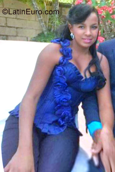 Date this athletic Dominican Republic girl VIANELIS from Bonao DO26997