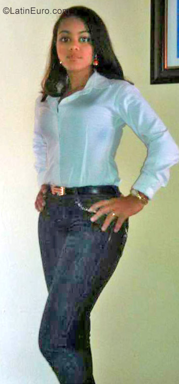 Date this nice looking Dominican Republic girl Glenny from La Romana DO40303