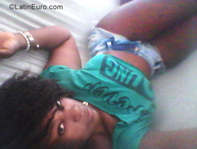 Date this attractive Brazil girl Catiene from Salvador BR10594