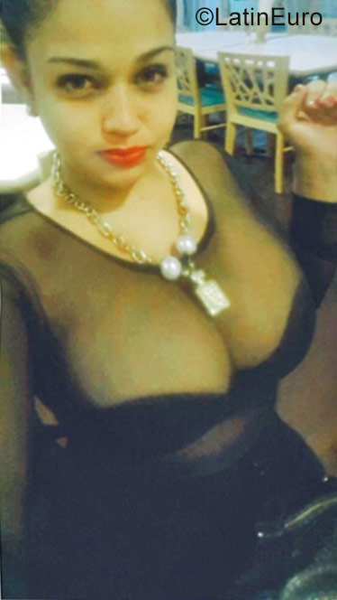 Date this happy Egypt girl Maria from cairo DO29483