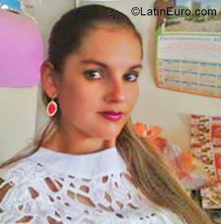 Date this charming Honduras girl Kenia from Tegucigalpa HN2377