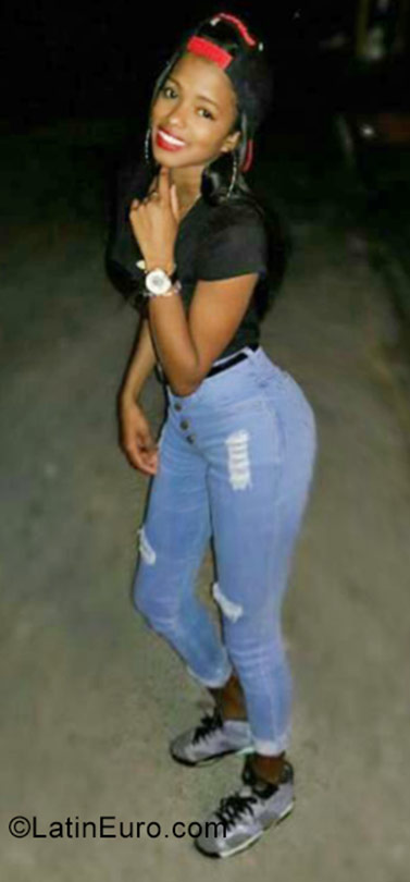 Date this nice looking Dominican Republic girl Yuleisi from Higuey DO30868