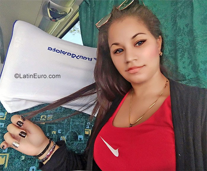 Date this nice looking Cuba girl Alamey from Havana CU182
