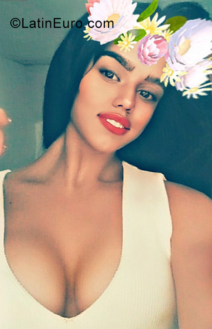 Date this georgeous Cuba girl Legnia from Havana CU195