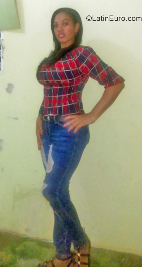 Date this hard body Dominican Republic girl Esme from Higuey DO31835