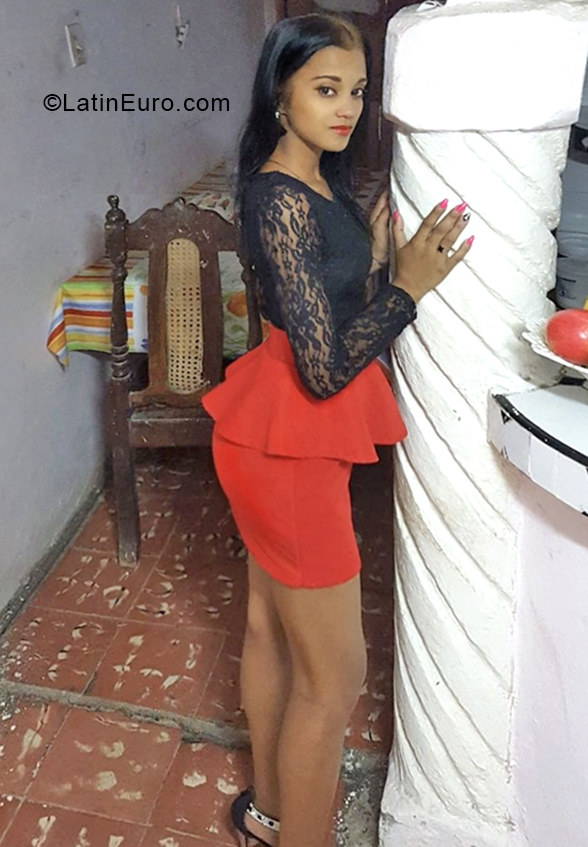 Date this charming Cuba girl Dayma from Guantanamo CU449