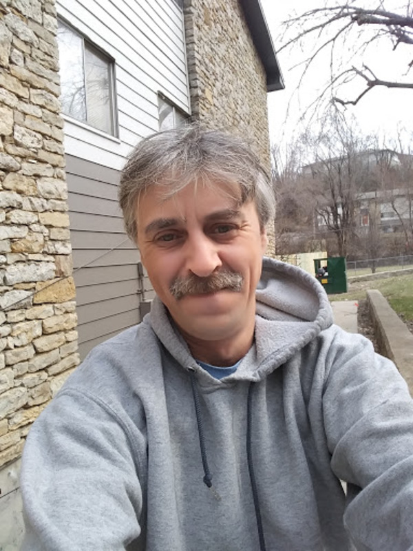 Date this attractive United States man Desmond from Charlottesville US19980