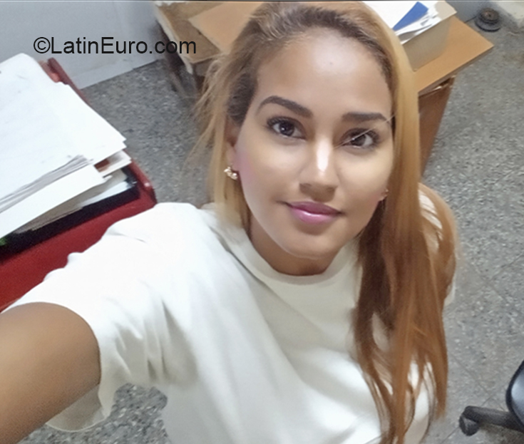 Date this athletic Cuba girl Daylin from Havana CU573