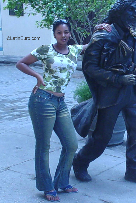 Date this cute Cuba girl Yurisia from Havana CU575
