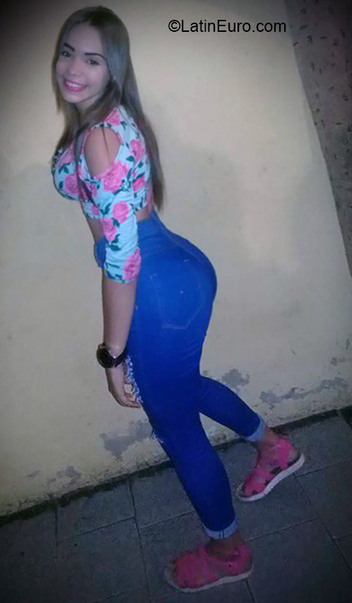 Date this happy Venezuela girl Ziku from Valencia VE2803