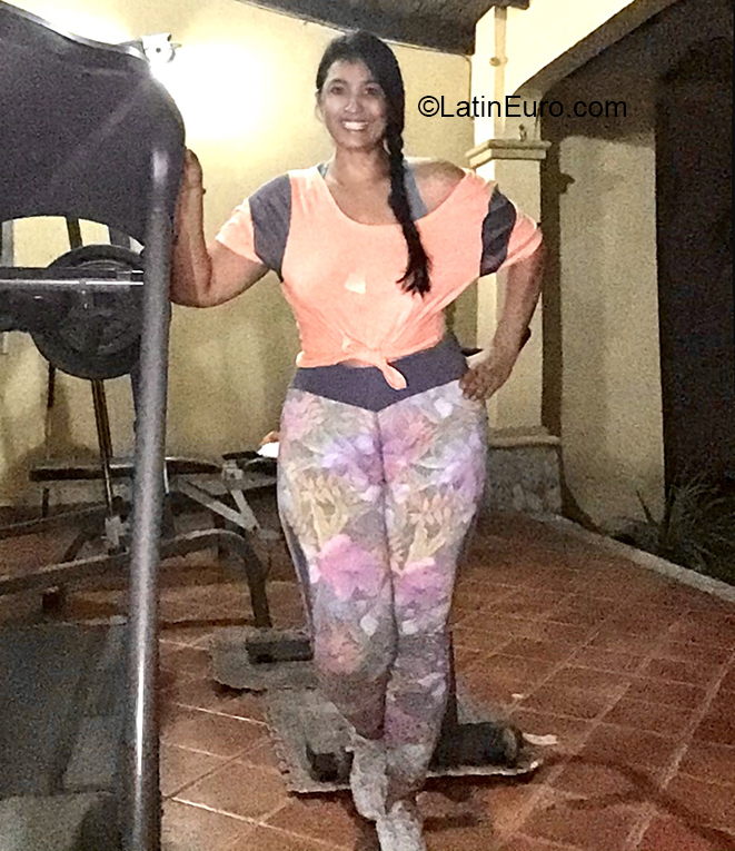 Date this tall Honduras girl Daysi from San Pedro Sula HN2749