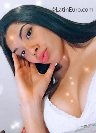 Date this voluptuous Argentina girl Candela from Buenos Aires AR316