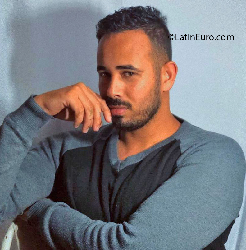 Date this stunning Brazil man Mayco from Guacui BR11086