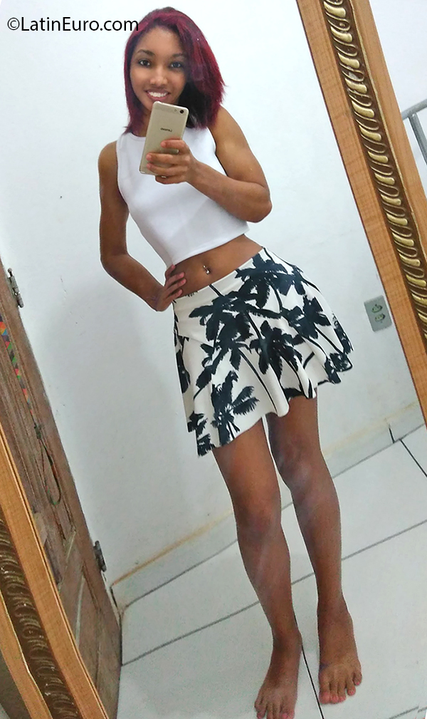 Date this nice looking Brazil girl Thay from Rio de Janeiro BR11095