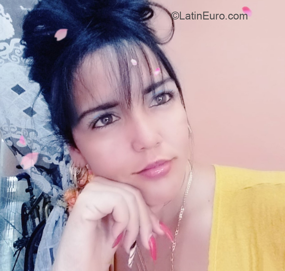 Date this hard body Cuba girl Mara from Camaguey CU684