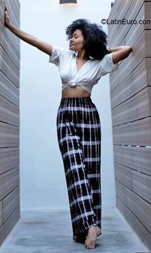 Date this attractive Colombia girl Karyne from Medellin CO31688