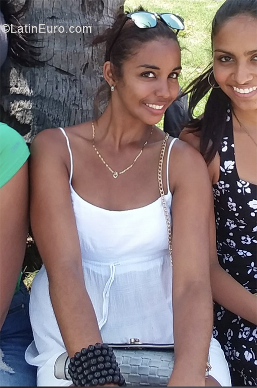 Date this funny Cuba girl Loretta from Santiago de Cuba CU709