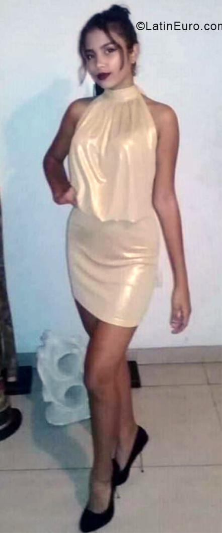 Date this happy Venezuela girl Vanessa from Valencia VE3407