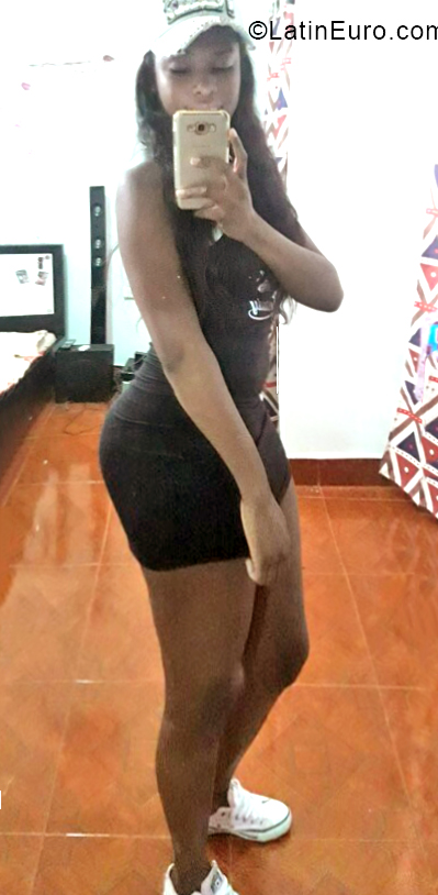 Date this charming Colombia girl Libet from Buenaventura CO30648