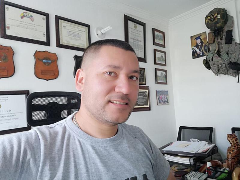 Date this georgeous United States man Bernal from Aspen UM80