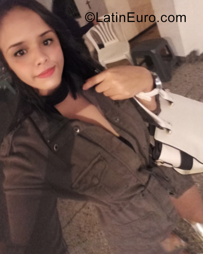 Date this happy Venezuela girl Daniela from Valencia VE3695