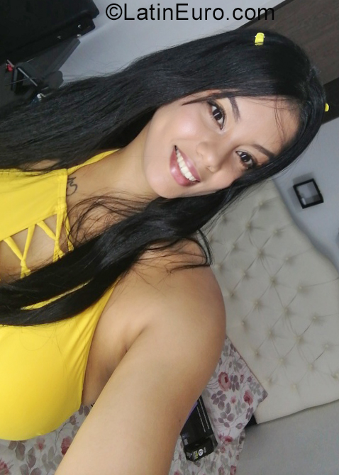 Date this nice looking Colombia girl Melanie from Bucaramanga CO29454