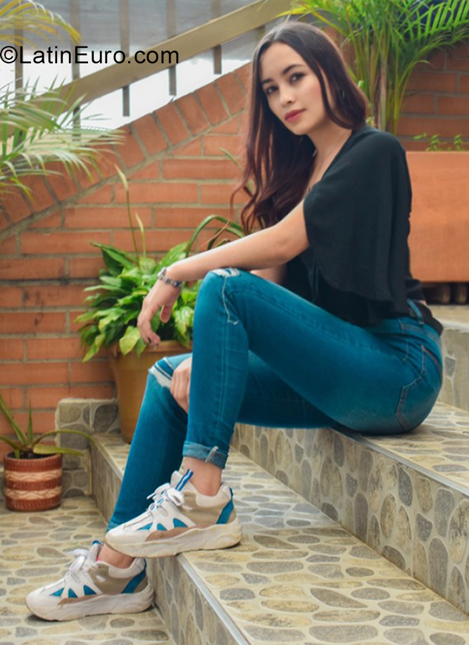 Date this good-looking Colombia girl Elizabeth from Bogota CO30908
