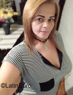Date this nice looking Venezuela girl Carlina from Valencia VE3848