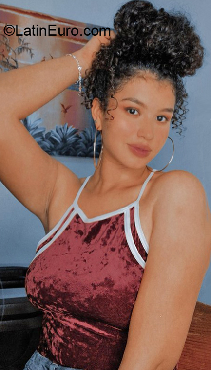 Date this happy Venezuela girl Dangy from Valencia VE3876