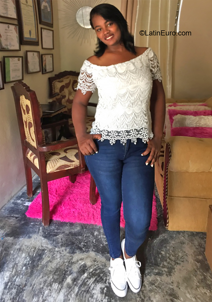 Date this voluptuous Dominican Republic girl Heidy payano from Santo Domingo DO39673