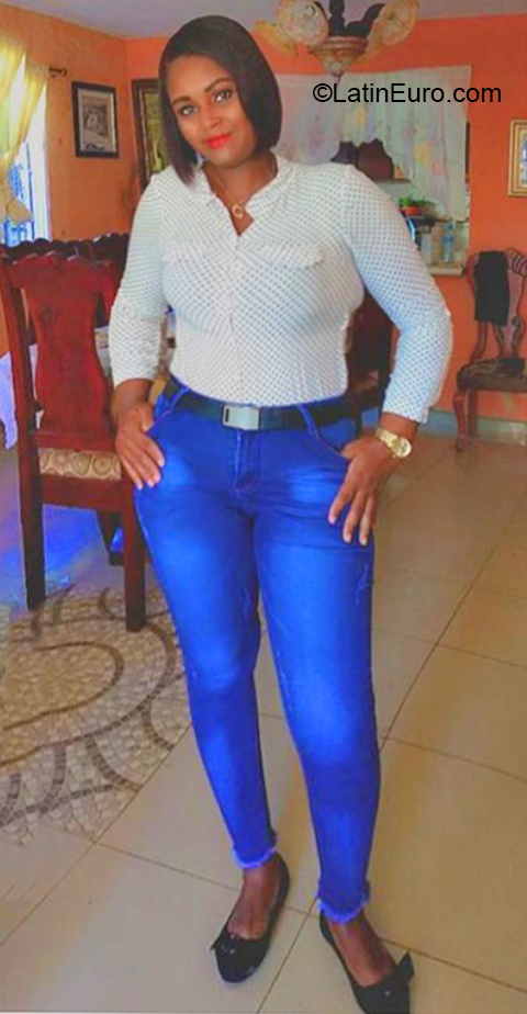 Date this gorgeous Dominican Republic girl Juana from Santo Domingo DO39678