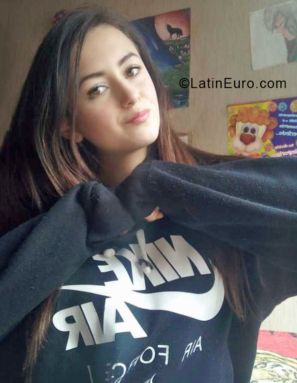 Date this attractive Colombia girl Abi from Bogota CO30238