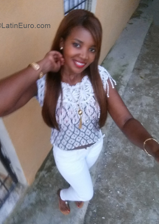 Date this happy Dominican Republic girl Vianka from Santo Domingo DO39936