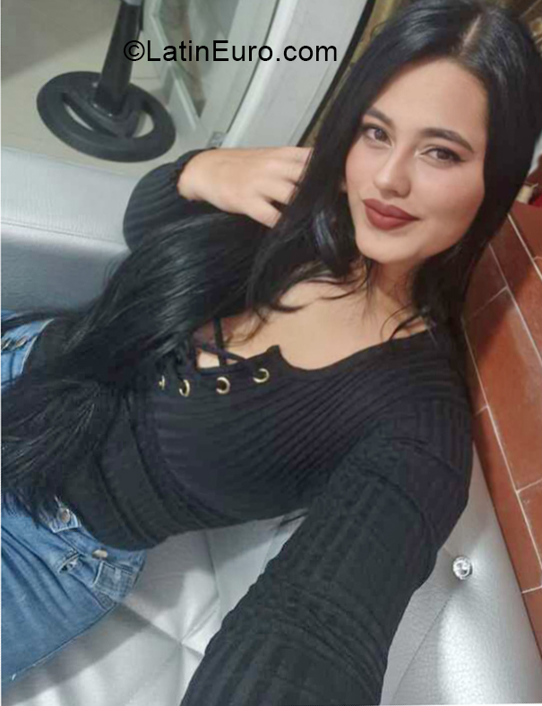 Date this voluptuous Colombia girl Sharoon from Cali CO30447